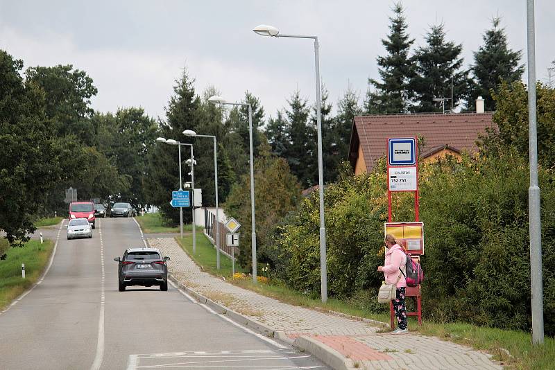 Dopravu v centrální části Chlístova ovlivňuje silnice mezi Benešovem a Týncem nad Sázavou a pak - radar. Bezpečnost nejen pěších zvýšil chodník, ale současně právě také měření rychlosti.