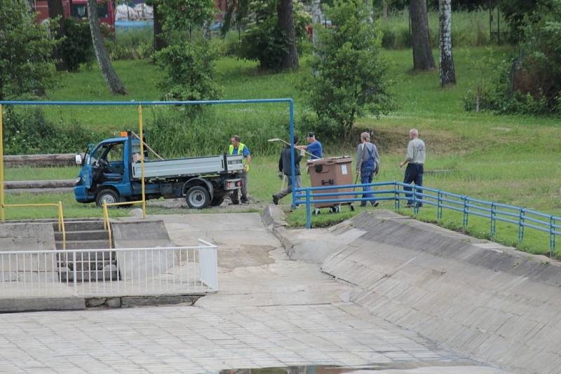 Na koupadlech zůstaly stopy povodně, likvidují je hasiči proudem vody.