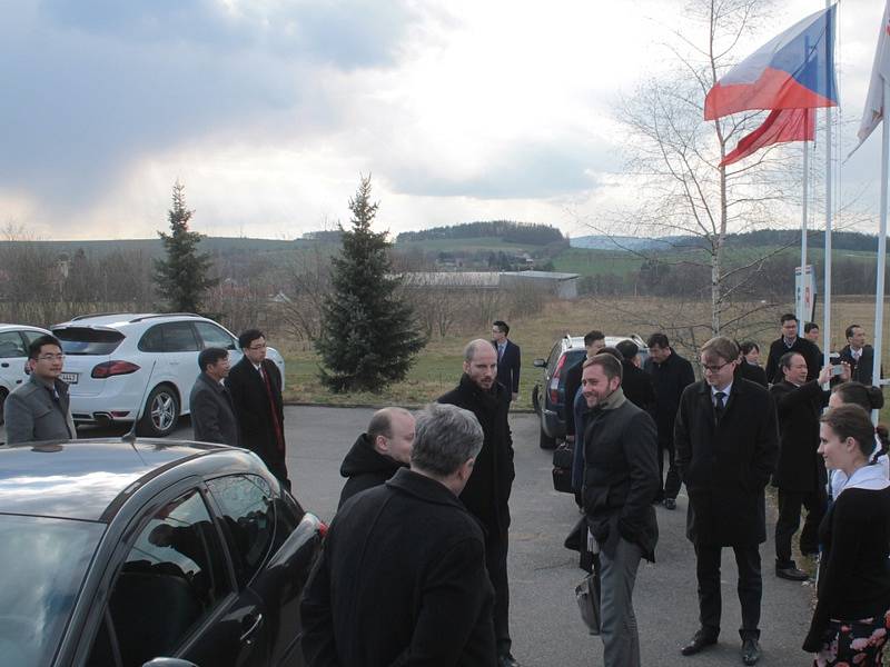 Sečuánská delegace s viceguvernérem provincie Liou Ťie a prezidentem letecké společnosti Sichuan Airlines Li Cha-jing jednala v Nesvačilech o výcviku pilotů a montáži sportovních letadel v Číně. 