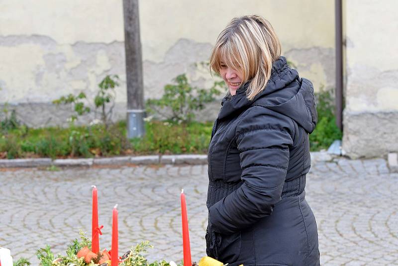 Před kostelem sv. Mikuláše v Benešově bylo v neděli rušno