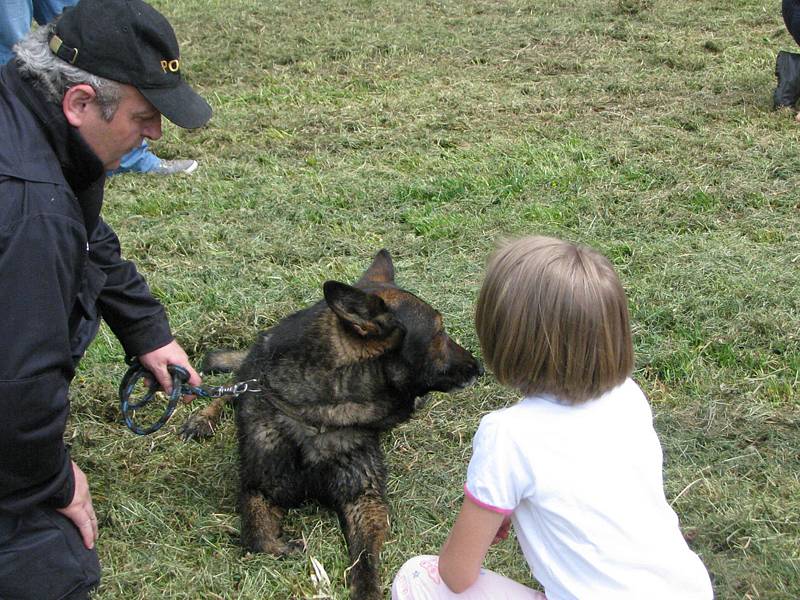 Policejní psovodi předvedli školákům čtyřnohé parťáky.