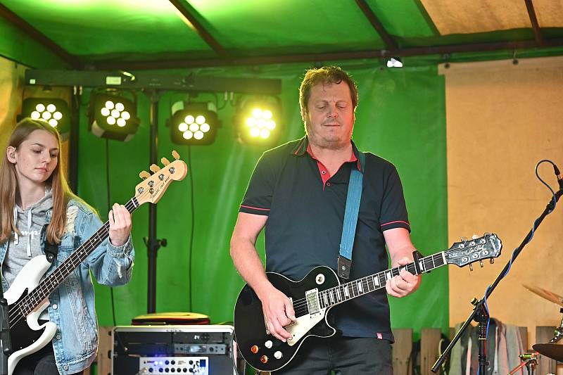 V letním hudebním programu ve Vlašimi pokračovala kapela Vořešprut.
