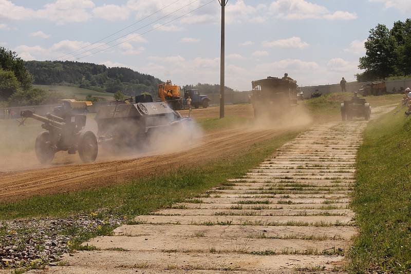 Vojenské technické muzeum se opět po roce velkolepě otevřelo veřejnosti. Dvacátou druhou sezonu zahájil průlet letounů i ukázka bitvy u Zborova.