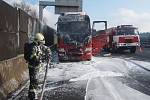 Požár kamionu na dálnici D1 způsobila technická závada na motoru. Po poškození  ojnice došlo k úniku motorového oleje a jeho vzplanutí. 