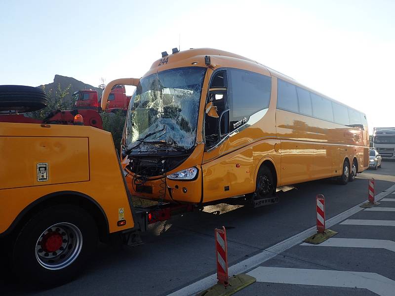 Při hromadné nehodě na dálnici D1 se zranilo 14 osob.