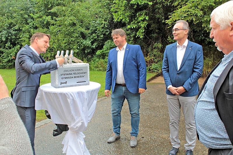 Ze slavnostního zahájení stavby tělocvičny Gymnázia Benešov.