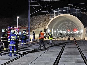 Prověřovací cvičení hasičských jednotek mezi portály Votického a Olbramovického tunelu. 