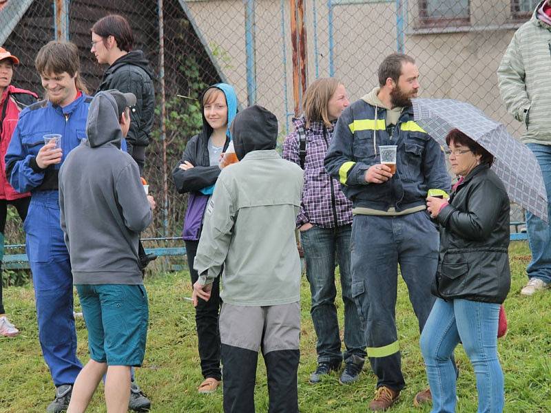 Déšť znemožnil regulérní soutěž v Prosenické Lhotě, tak hasičská družstva provětrala požární stříkačky jen rekreačně.