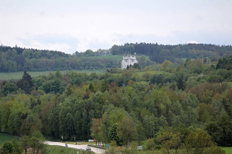 Olbramovice a okolí z dominanty obce, věže kostela Všech svatých.