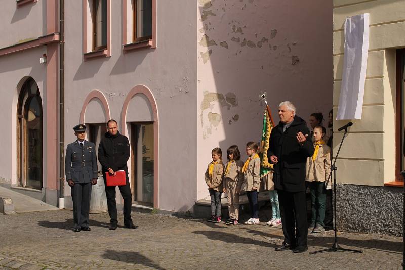 Pamětní plaketa zdobí od úterý 9. května rodný dům významného českého letce a armádního plukovníka Josefa Příhody.