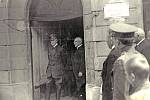 Tomáš Garrigue Masaryk v průčelí domu na benešovském Malém náměstí se svým přítelem, advokátem Františkem Veselým. Ten se v mladé ČSR stal prvním ministrem spravedlnosti.