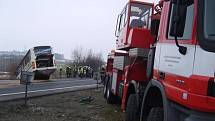 K dvojnásobnému úmrtí při srážce Opelu Astra s autobusem došlo v tomické šikaně v sobotu 7. února ráno po půl sedmé. 