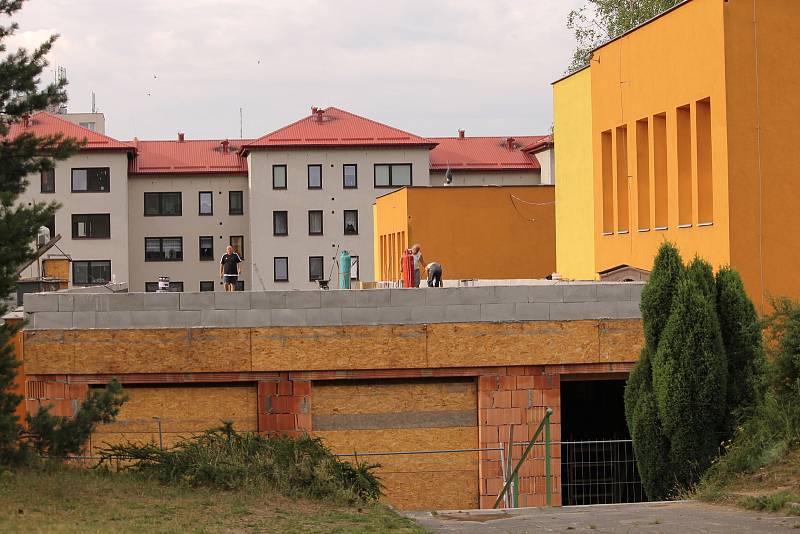 Přístavba školy se v Týnci zastavila. Takhle staveniště vypadalo letos o prázdninách.