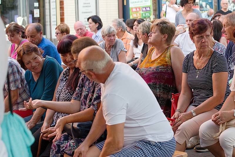 Z vystoupení zpěváka a kytaristy kapely Keks Štěpána Kojana v rámci hudebního festivalu Benešov City Live.