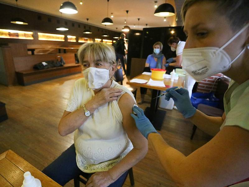 Očkování proti koronaviru v baru Labyrint v Benešově.