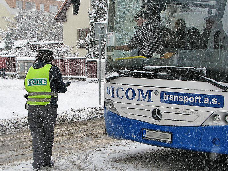 Nehoda autobusu a osobního auta v ulici Na Chmelnici.