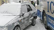 Nehoda autobusu a osobního auta v ulici Na Chmelnici.