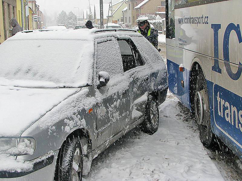 Nehoda autobusu a osobního auta v ulici Na Chmelnici.