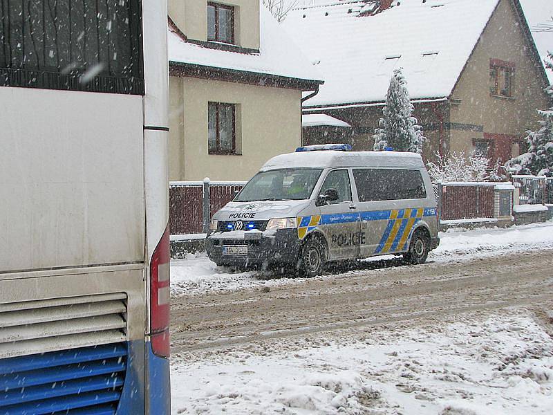 Nehoda autobusu a osobního auta v ulici Na Chmelnici.