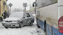 Nehoda autobusu a osobního auta v ulici Na Chmelnici.