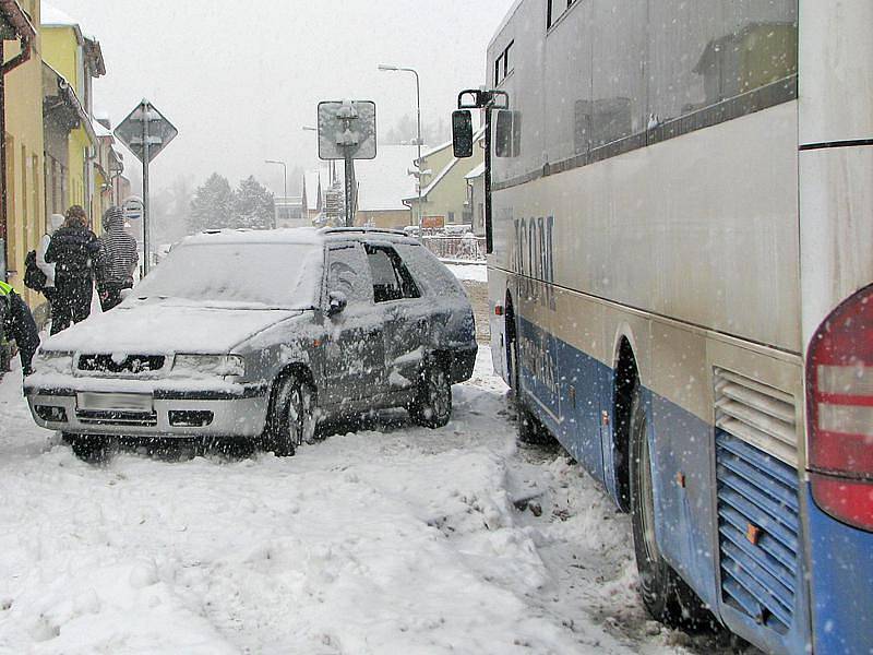 Nehoda autobusu a osobního auta v ulici Na Chmelnici.