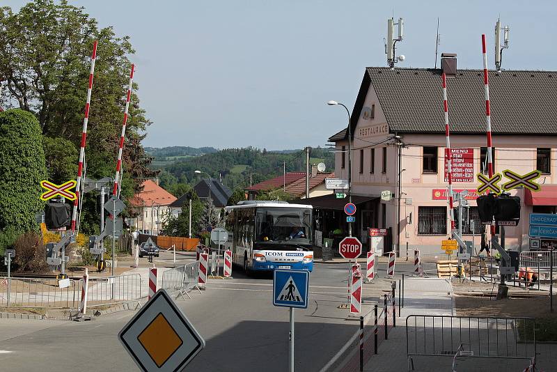 Závěrečné práce u železničního přejezdu v Poříčí nad Sázavou před kolaudací zabezpečovacího zařízení a jeho uvedení do provozu.