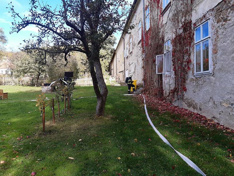 Cvičení hasičů v klášteře v Sázavě.