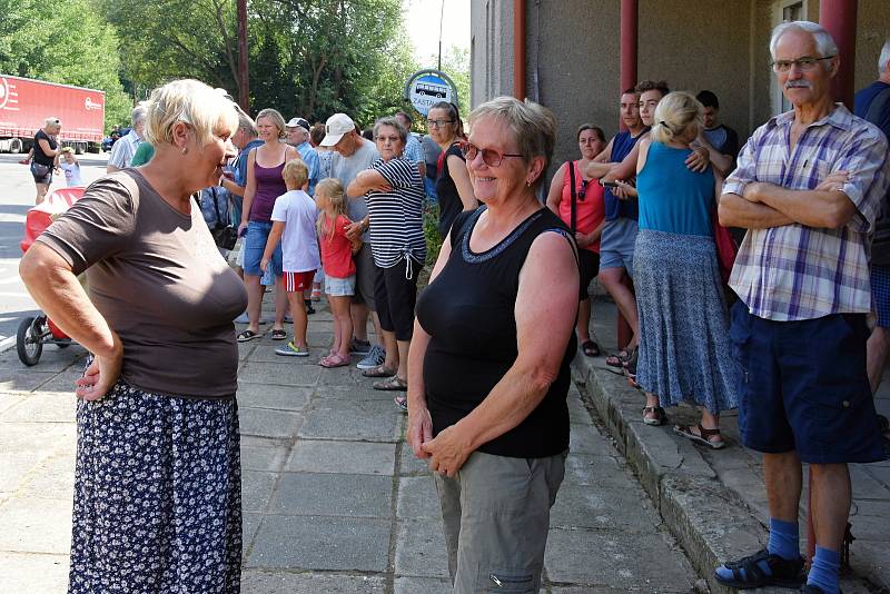 Z protestu proti rušení a omezování provozu středočeských osobních vlaků v Trhovém Štěpánově.