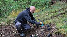 Celkem 1050 sazenic kuřičky hadcové vysadí v lesích kolem vodní nádrže Švihov pracovníci Botanického ústavu Akademie věd ČR.
