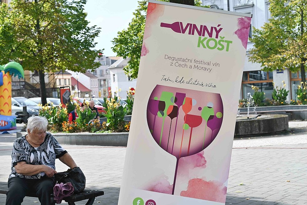 Benešovský deník | Vinný košt na Masarykově náměstí v Benešově | fotogalerie