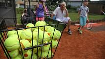 Jen máloco je tak ikonické jako žlutý tenisový míček. Sport mladé hráče i jejich rodiče láká; podle šéftrenéra Františka Sysla za tím stojí i úspěchy hráčů na reprezentační úrovni. Tenis prostě táhne.