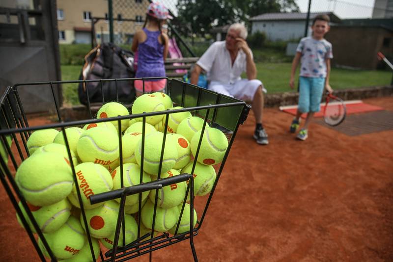 Jen máloco je tak ikonické jako žlutý tenisový míček. Sport mladé hráče i jejich rodiče láká; podle šéftrenéra Františka Sysla za tím stojí i úspěchy hráčů na reprezentační úrovni. Tenis prostě táhne.