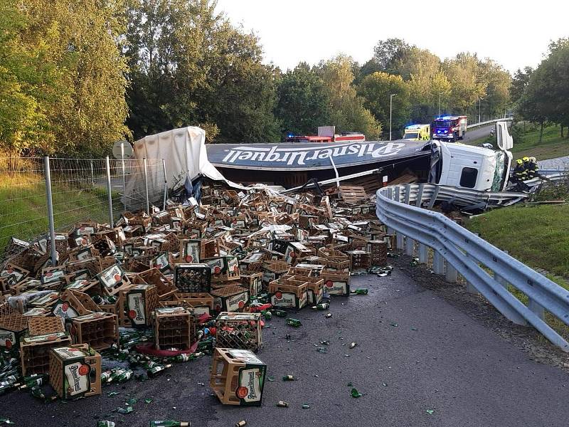 Nehoda kamionu s pivem u Bernartic.