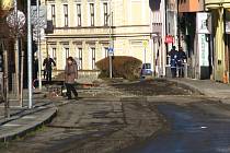 Při rekonstrukci části Pražské ulice u náměstí byl současně vyměněný vodovodní řád včetně přípojek k domům.