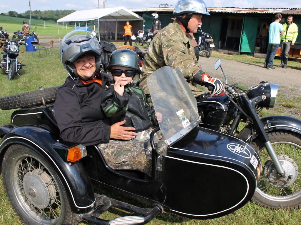 Ruské motocykly si daly sraz na poříčské Homolce a oslavily výročí -  Benešovský deník