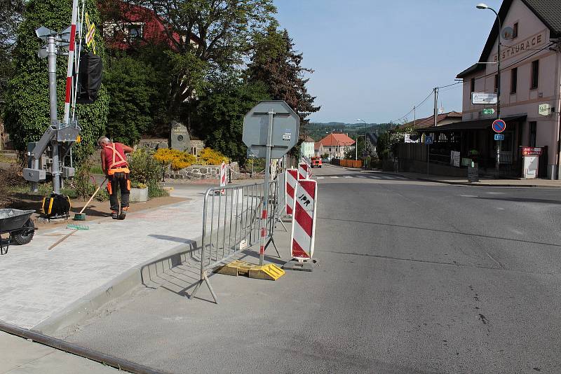 Závěrečné práce u železničního přejezdu v Poříčí nad Sázavou před kolaudací zabezpečovacího zařízení a jeho uvedení do provozu.