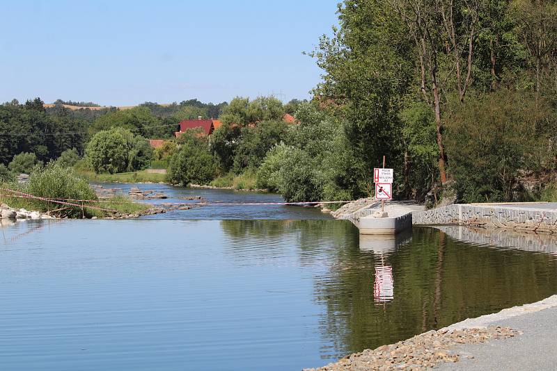 Rekonstrukce jezu mezi Podělusy a Chrástem nad Sázavou.