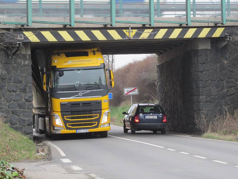 V pátek 24. března kolem půl deváté dopoledne skončila jízda kamionu z Plzeňska u podjezdu silnice E55 u Benešova.