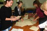 Volby 2014 - Otevření volební schránky a zahájení sčítání v Nesvačilech.