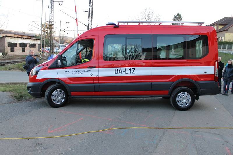 V Heřmaničkách křtili nové hasičské auto.