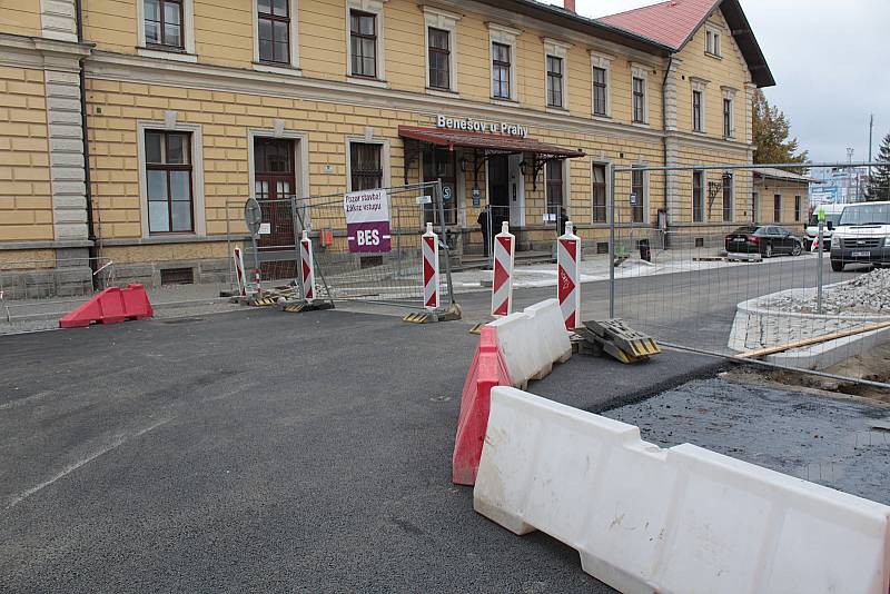 Tři dopravní stavby v Nádražní ulici v Benešově: parkovací dům, dopravní terminál a okružní křižovatka.