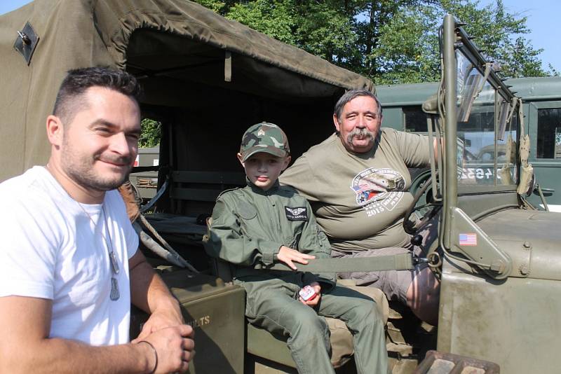 Deváté setkání příznivců US Army v Drahňovicích. 