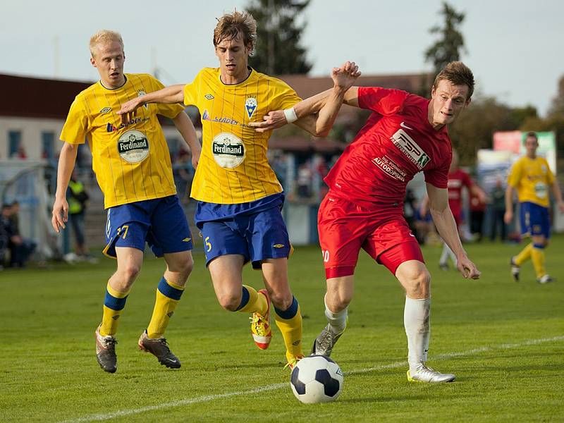 Benešovští Zdeněk Vrňák (vlevo) a Jan Žák se snažili zpacifikovat převýšského Martina Kopáče (v červeném).