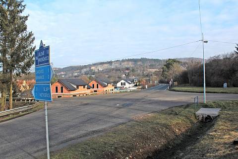Silnice v Krhanicích před výkopovými pracemi kvůli rekonstrukci vodovodu.