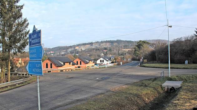 Silnice v Krhanicích před výkopovými pracemi kvůli rekonstrukci vodovodu.