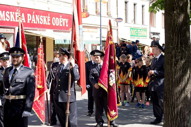 Hasičský den na Konopišti zahájili účastníci na Masarykově náměstí v Benešově.