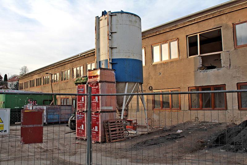 Z přestavby bývalé výrobny budíků na byty a ordinace v Poříčí nad Sázavou.