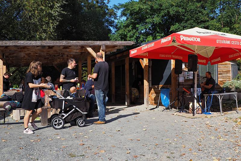 Z vystoupení Luboše Hombré Děťátkovského v tábořišti U Hrocha v Sázavě.