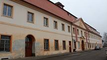 Hotel, Kulturní dům Metaz nebo Společenské centrum Týnec. Pokaždé však jde tentýž dominantní objekt nad Masarykovým mostem přes Sázavu.