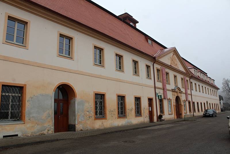 Hotel, Kulturní dům Metaz nebo Společenské centrum Týnec. Pokaždé však jde tentýž dominantní objekt nad Masarykovým mostem přes Sázavu.